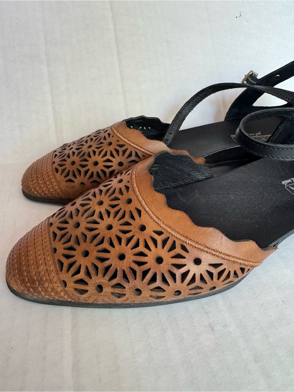 Pikolinos Benissa Flat Leather Sandals - Picture 4 of 13
